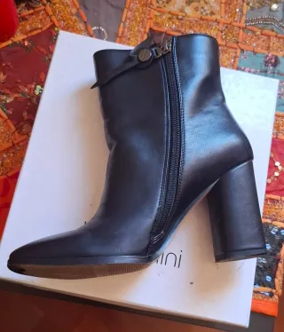Stivaletti in pelle neri