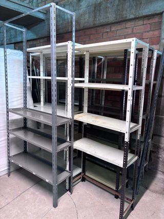 Estanterías metálicas grises y blancas