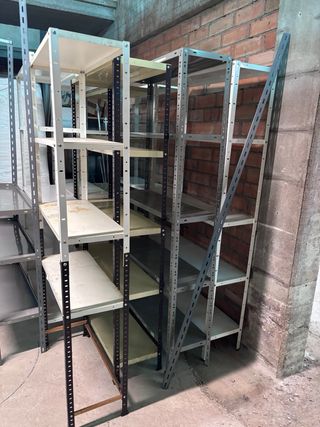 Estanterías metálicas grises y blancas