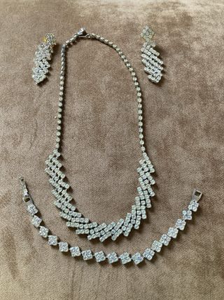Conjunto de collar, pulsera y pendientes de strass