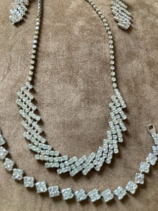 Conjunto de collar, pulsera y pendientes de strass