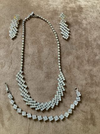 Conjunto de collar, pulsera y pendientes de strass