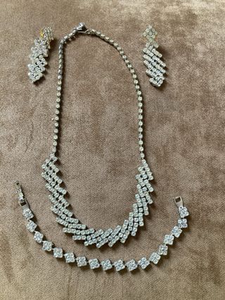 Conjunto de collar, pulsera y pendientes de strass