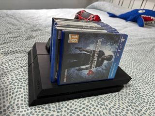 PS4 Negra 1TB + Mando + Cargador y 8 Juegos