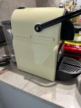 Cafetera de cápsulas Nespresso color crema