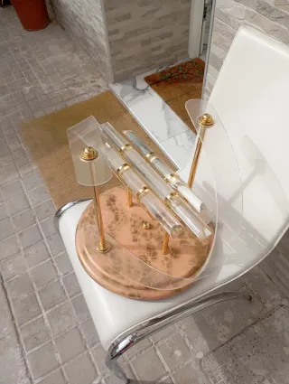 Lámpara de mesa acrílico y dorado