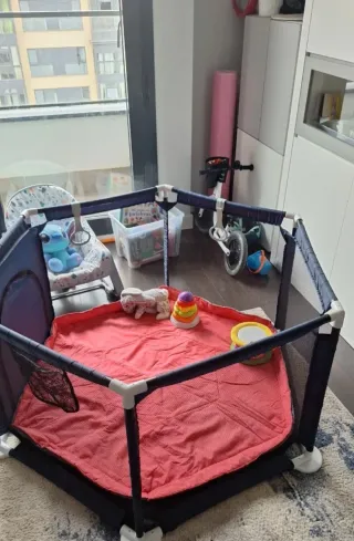 Parque infantil con alfombra