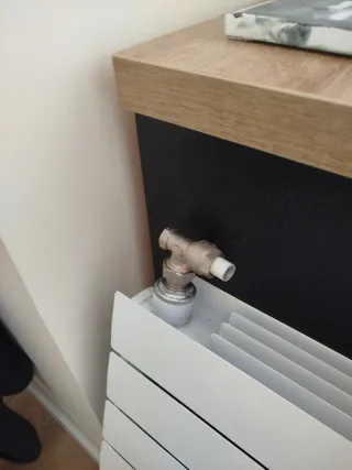 Radiador de aluminio blanco y plateado marca Dubal