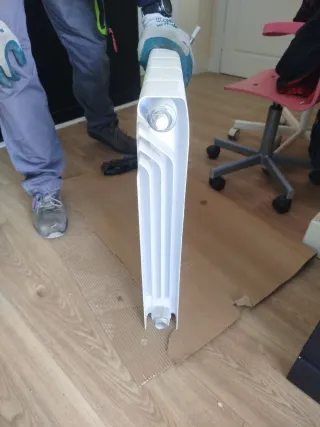 Radiador de aluminio blanco y plateado marca Dubal