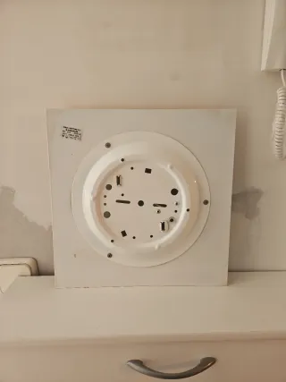 Lámpara de techo naranja y blanca