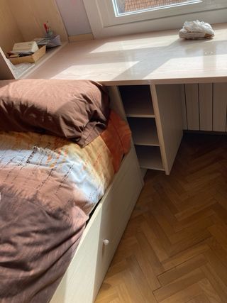 Habitación puente con escritorio y cajones