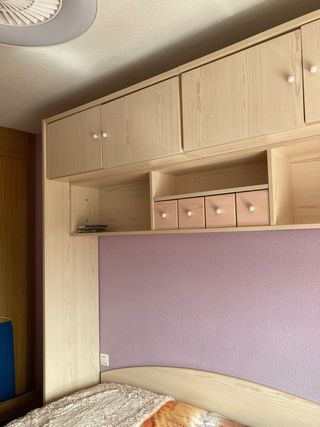 Habitación puente con escritorio y cajones