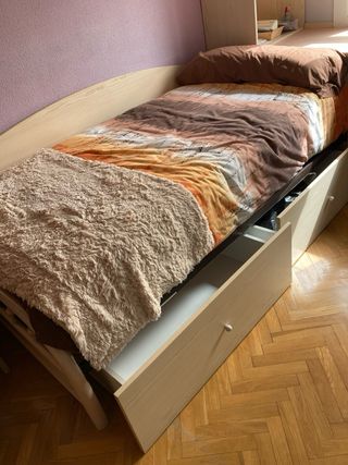 Habitación puente con escritorio y cajones