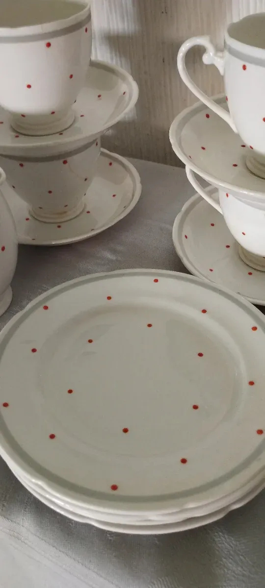 Juego de café/té porcelana fina lunares.