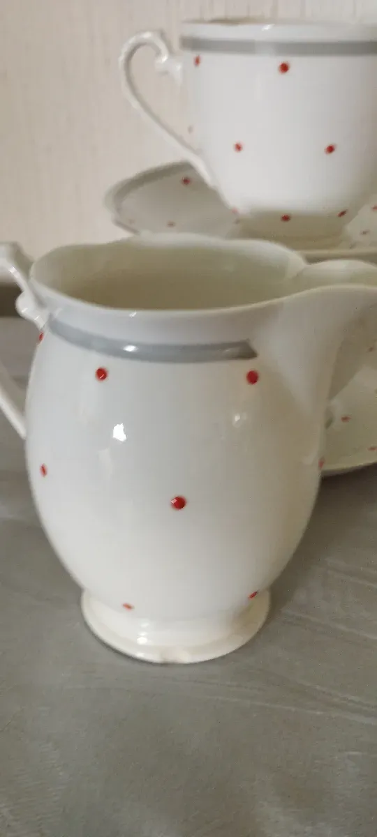 Juego de café/té porcelana fina lunares.