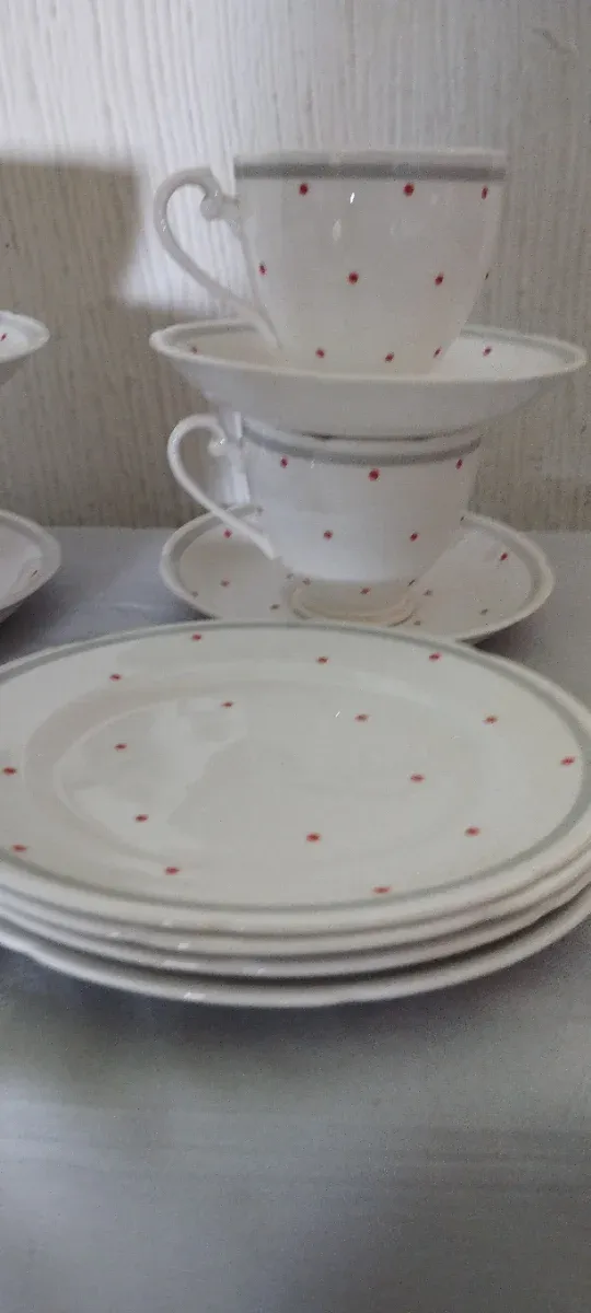 Juego de café/té porcelana fina lunares.