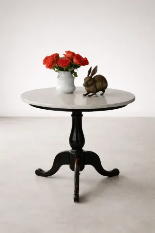 Mesa antigua de madera y mármol