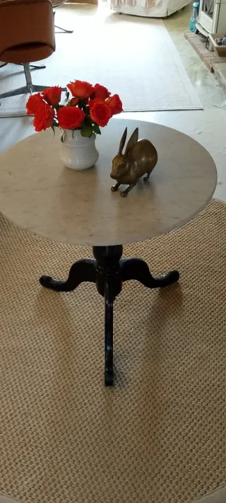 Mesa antigua de madera y mármol