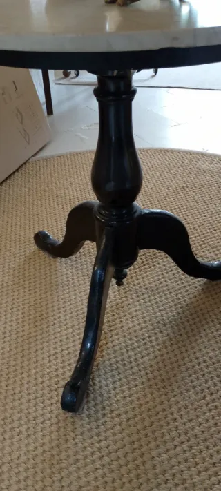 Mesa antigua de madera y mármol