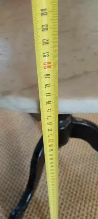 Mesa antigua de madera y mármol