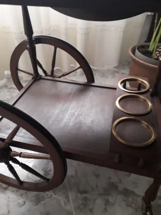 Camarera de madera con ruedas