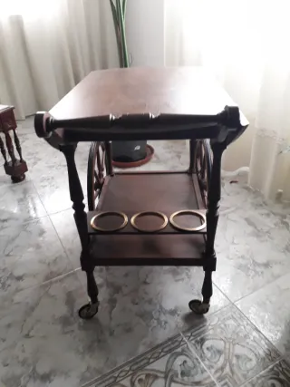 Camarera de madera con ruedas