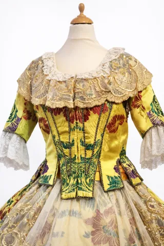 Traje Fallera Talla 42-46 amarillo con manteletas