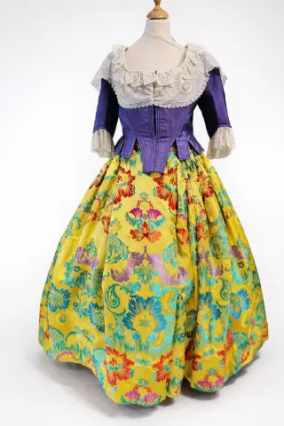 Traje Fallera Talla 42-46 amarillo con manteletas