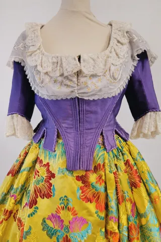 Traje Fallera Talla 42-46 amarillo con manteletas