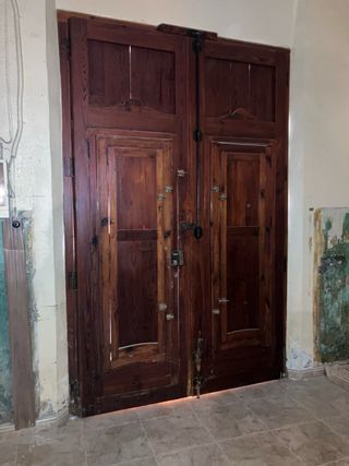 Puerta de madera maciza mobila vieja.
