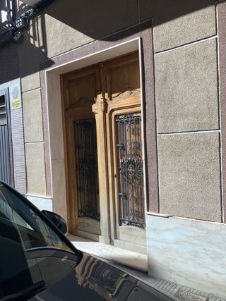 Puerta de madera maciza mobila vieja.