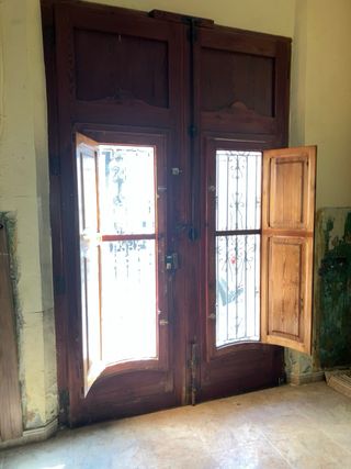 Puerta de madera maciza mobila vieja.