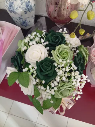 Arranjo de flores artificiales