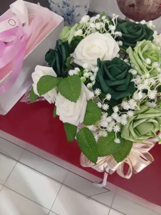 Arranjo de flores artificiales