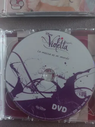 Lote Disney Violetta 2 Puzzles + 2 CDs y DVD