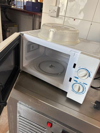 Microondas blanco con tapa