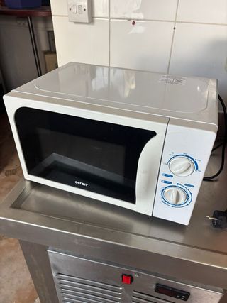 Microondas blanco con tapa