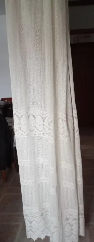 Cortinas de tela beige y blancas dos patas.