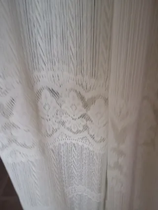 Cortinas de tela beige y blancas dos patas.