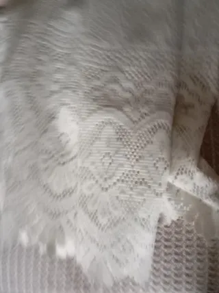 Cortinas de tela beige y blancas dos patas.