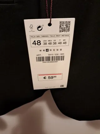 Traje de hombre negro nuevo con etiqueta