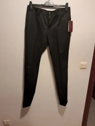 Traje de hombre negro nuevo con etiqueta