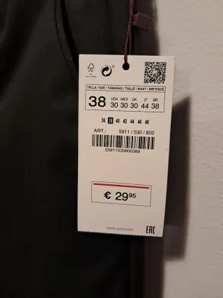 Traje de hombre negro nuevo con etiqueta