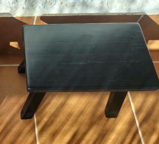 Taburete pequeño de madera de teca, color negro.