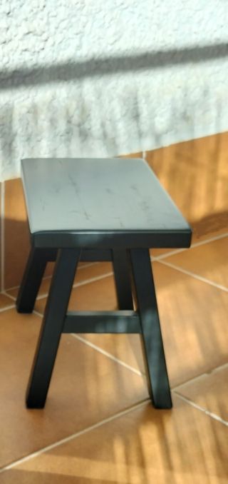 Taburete pequeño de madera de teca, color negro.