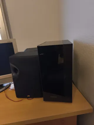 Altavoz JVC y Monitor Samsung