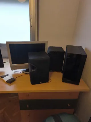 Altavoz JVC y Monitor Samsung