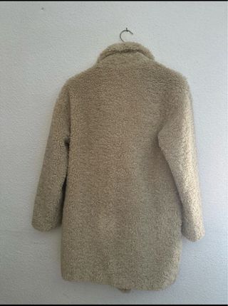 Abrigo peluche Stradivarius beige talla M