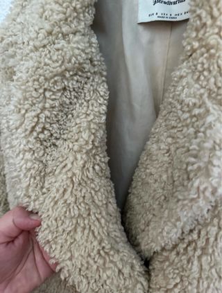 Abrigo peluche Stradivarius beige talla M