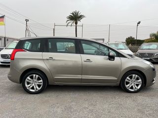 Peugeot 5008 2011